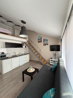 Premium-Maisonette | Eigene Küche | Kühlschrank, Mikrowelle, Herdplatte, Geschirrspüler