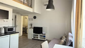 Superior-Maisonette | Wohnbereich | Flachbildfernseher