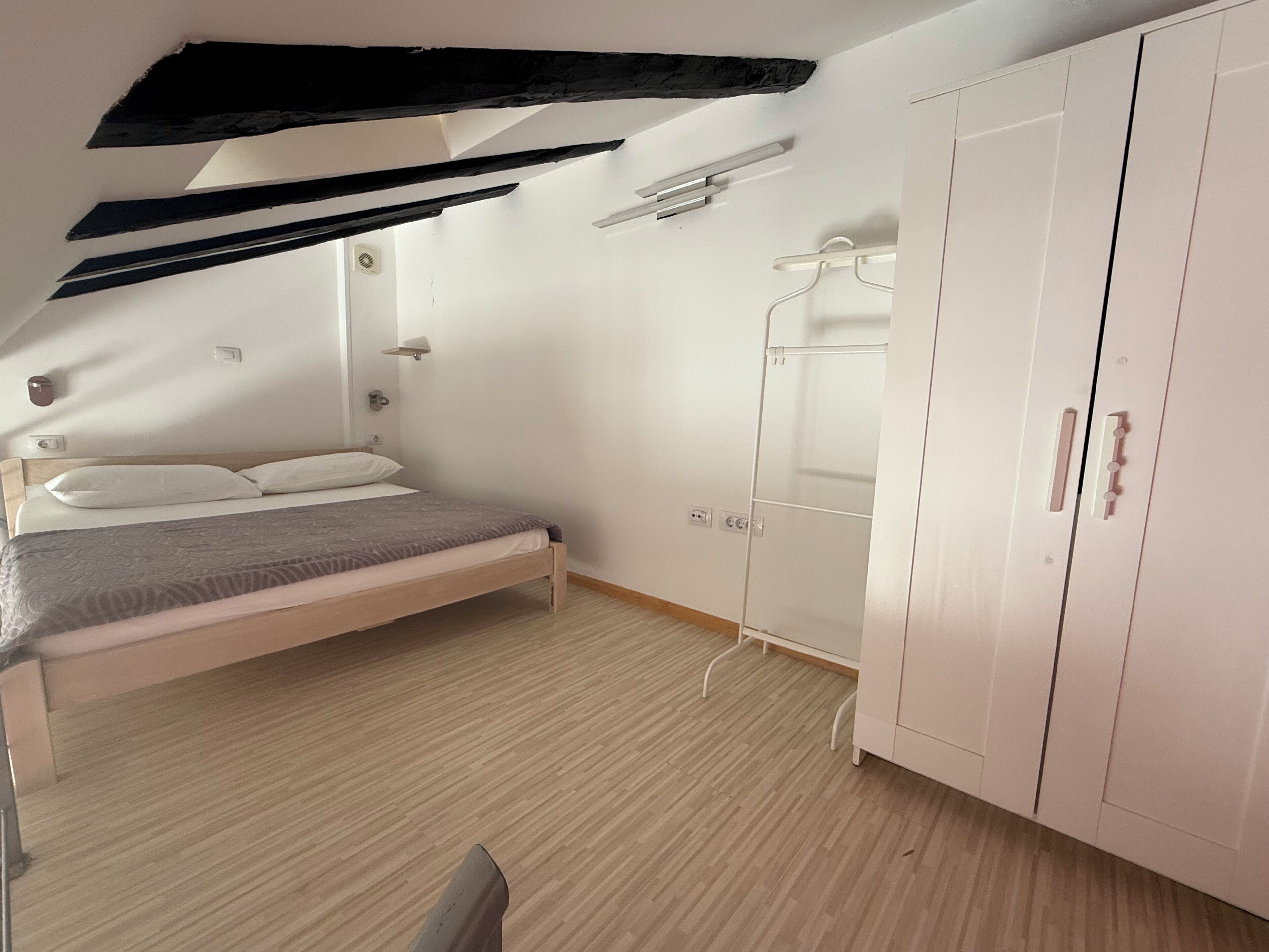 Dúplex Confort | Escritorio, tabla de planchar con plancha, wifi gratis y ropa de cama 
