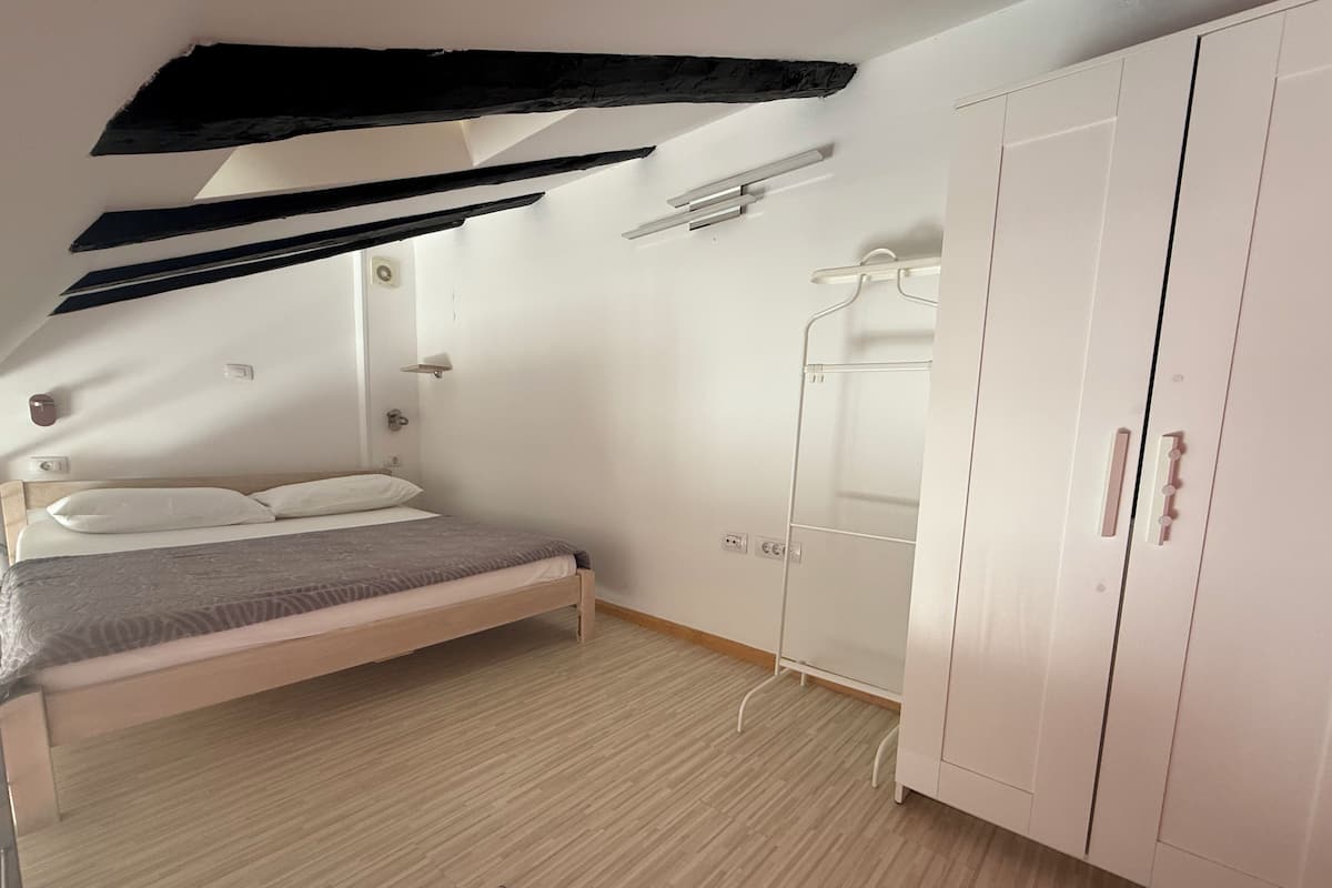 Dúplex Confort | Escritorio, tabla de planchar con plancha, wifi gratis y ropa de cama