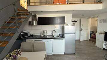 Duplex premium | Cozinha privada | Geladeira, micro-ondas, cooktop, lava-louças