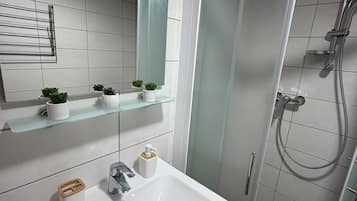 Toetasjesleilighet – comfort | Bad | Dusj, hårføner, håndklær og toalettpapir