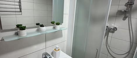 Comfort Duplex | Bathroom | Shower, hair dryer, towels, toilet paper