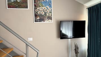 Premium Duplex | Living area | Flat-screen TV
