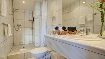 Dusche, kostenlose Toilettenartikel, Haartrockner, Handtücher
