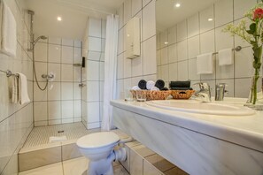Shower, free toiletries, hair dryer, towels - Rhein Neckar Hotel Mannheim (Mannheim)