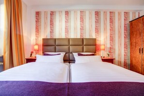 双人房 | 客房内保险箱、办公桌、隔音、熨斗/熨板