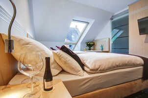 双人房 | 客房内保险箱、办公桌、隔音、熨斗/熨板