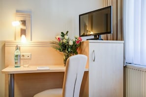 Coffres-forts dans les chambres, bureau, fer et planche à repasser