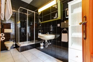 Family Room | Bathroom | Free toiletries, towels - Gasthaus Hannover (Hannover)