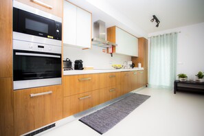 Apartament Deluxe, 2 dormitoris, no fumadors, balcó | Cuina privada | Frigorífic gran, microones, forn i placa de cuina