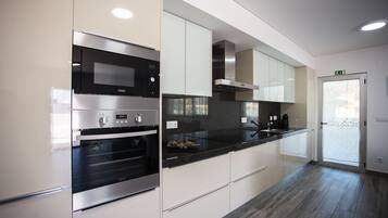 Comfort appartement, 2 slaapkamers | Gemeenschappelijke keuken | Een koelkast met diepvriezer, een microgolfoven, een oven, een kookplaat