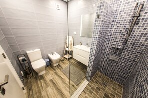 Comfort Apartment, 2 Bedrooms | Bathroom | Shower, rainfall showerhead, free toiletries, hair dryer