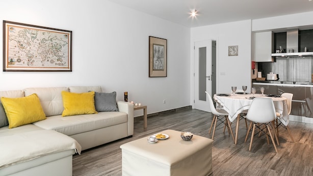 Studio Suite dành cho gia đình, 1 giường cỡ queen, bếp, quang cảnh sân vườn | Khu phòng khách | Đồ chơi 