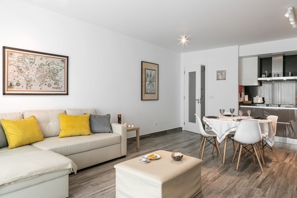 Family Studio Suite, 1 Queen Bed, Kitchen, Courtyard View | Living area | Toys