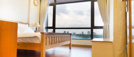 Studio, Balcony | In-room safe, desk, blackout curtains, iron/ironing board