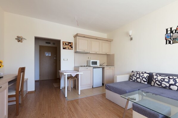 1 bedroom, desk, iron/ironing board, cots/infant beds