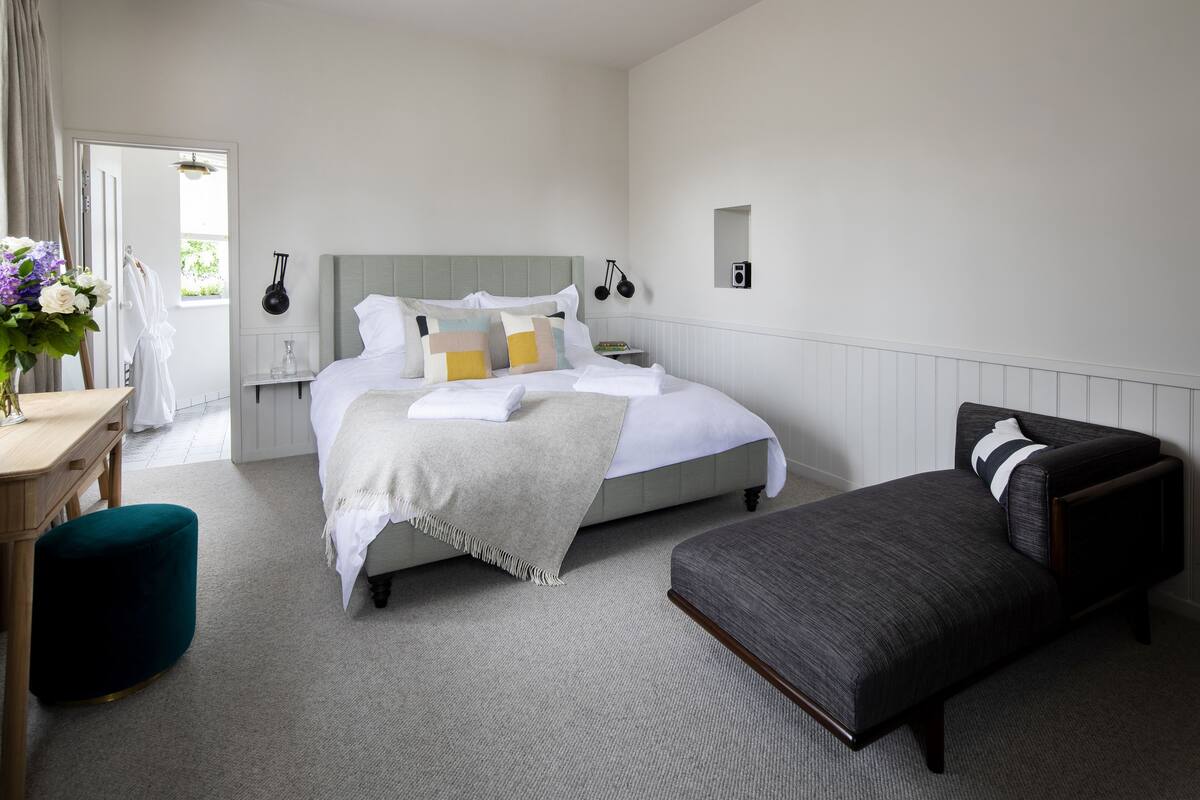 Quarto casal grand, 1 cama King | 1 quarto, roupas de cama premium, frigobar, cofres nos quartos