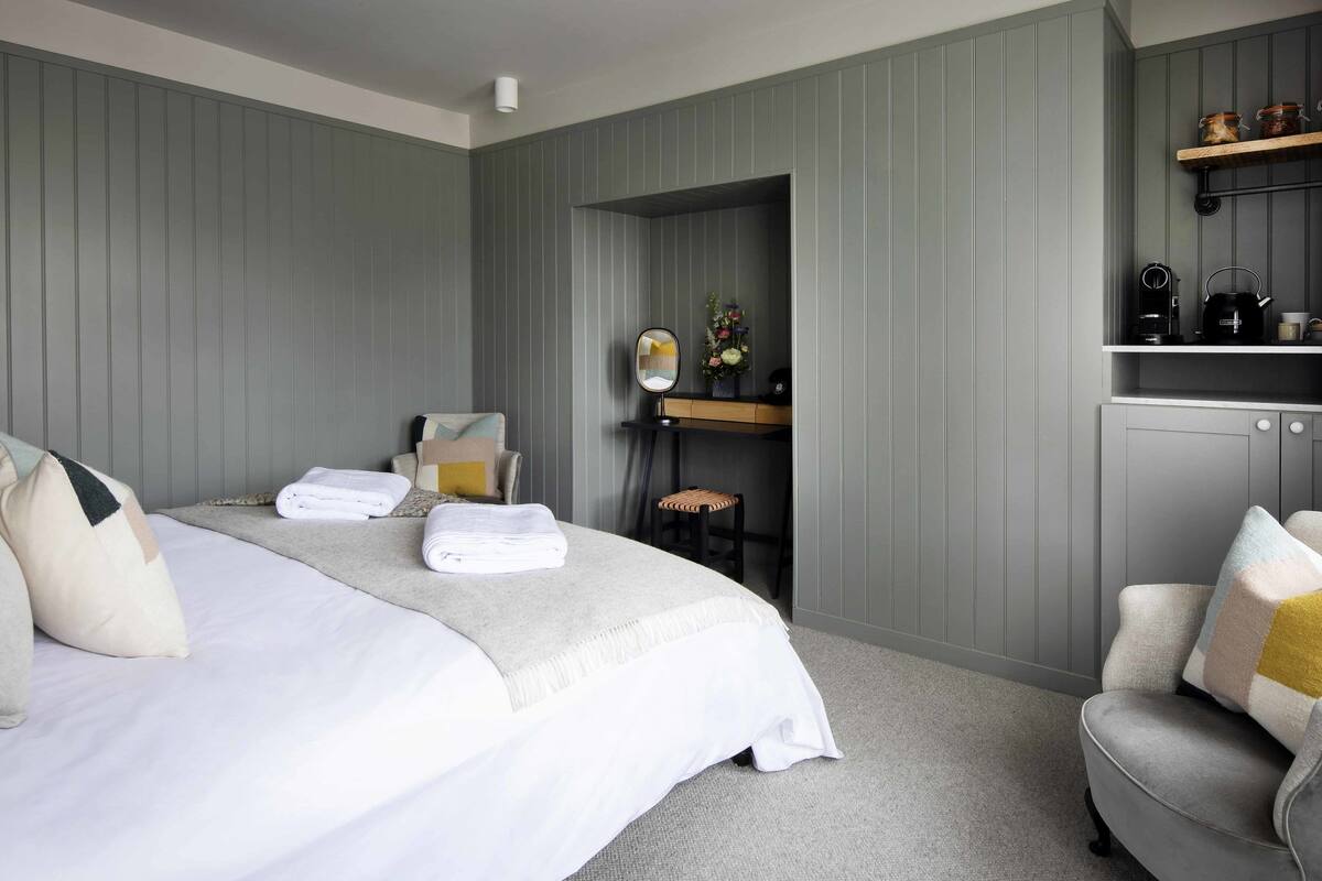 Superior Double Room, 1 King Bed | 1 bedroom, premium bedding, minibar, in-room safe