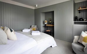 Quarto casal superior, 1 cama King | 1 quarto, roupas de cama premium, frigobar, cofres nos quartos