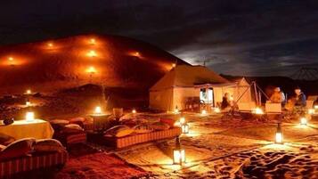 Sarapan, makan tengah hari, makan malam dihidangkan; masakan tempatan