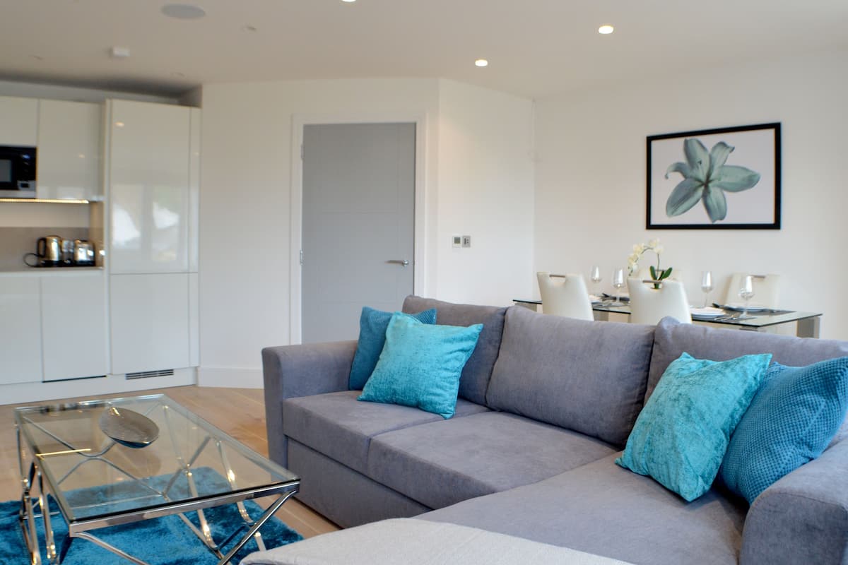 Apartment, 2 Schlafzimmer | Wohnzimmer | 50-Zoll-Flachbildfernseher mit Digitalempfang, Fernseher, Netflix