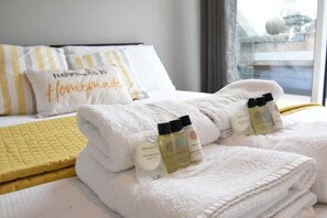 Appartement Deluxe | Décor unique, ameublement unique, fer et planche à repasser