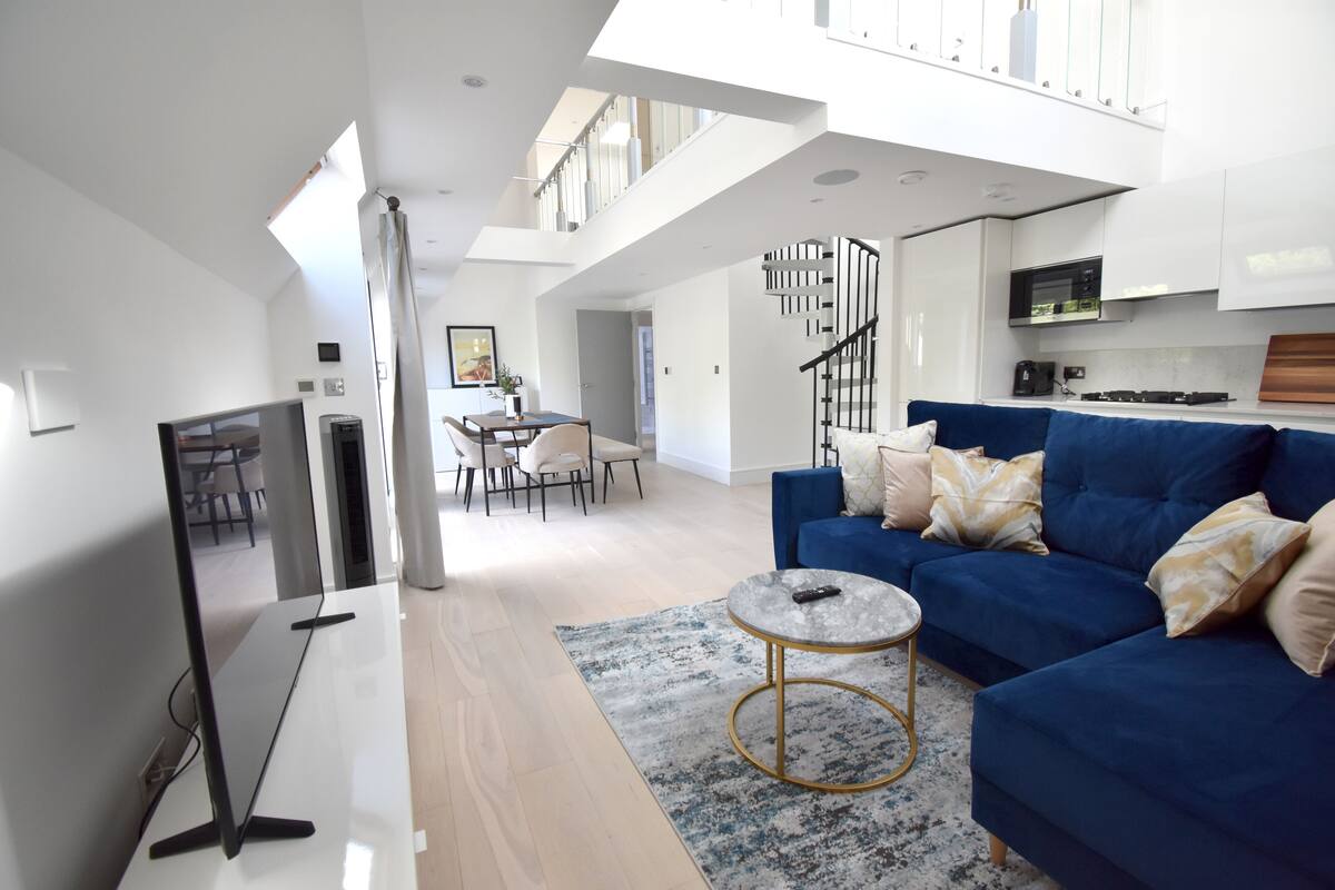 Deluxe-Apartment, 2 Schlafzimmer, 2 Bäder, Zwischengeschoss | Wohnbereich | 50-Zoll-Flachbildfernseher mit Digitalempfang, Fernseher, Netflix