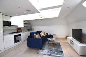 Departamento Deluxe, 2 habitaciones, 2 baños, mezzanine | Área de sala de estar | Televisión de pantalla plana, Netflix y piso con calefacción 
