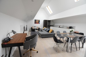 Departamento Deluxe | Área de sala de estar | Televisión de pantalla plana, Netflix y piso con calefacción 