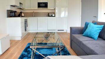 Leilighet, 2 soverom | Oppholdsområde | En 50-tommers Flatskjerm-TV med digitale kanaler samt TV og Netflix