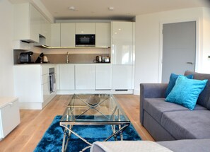 Apartamento, 2 quartos | Área de estar | TV de tela plana 50 polegadas com canais digitais, TV, Netflix