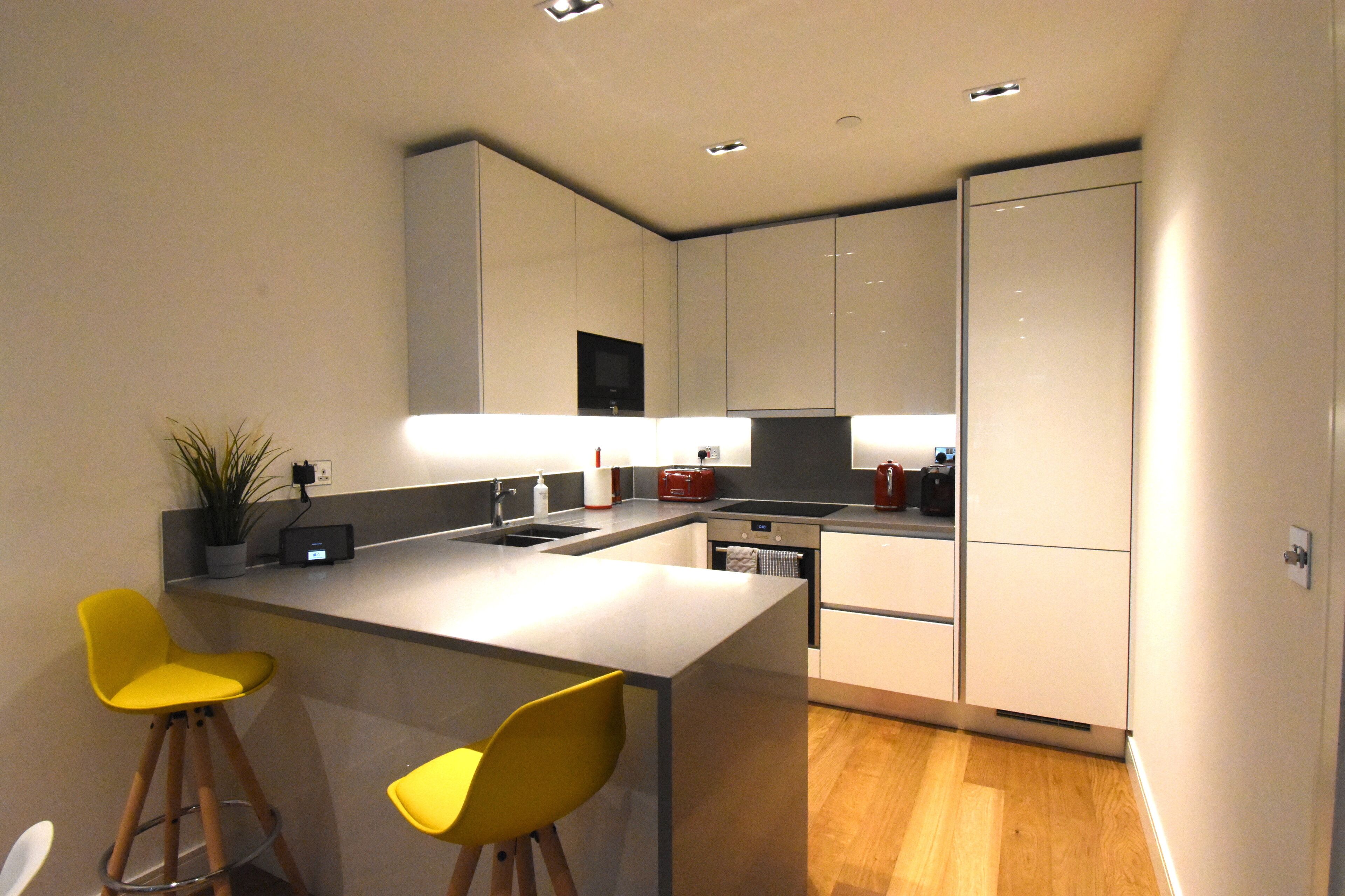 Superior Apartment, 1 Bedroom | Private kitchen | Fridge, microwave, oven, stovetop