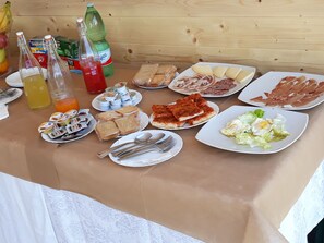 Esmorzar diari d'estil bufet gratuït 