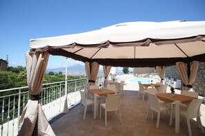 Bar en bord de piscine