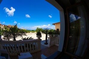 A balcony with a view of a coastal area, including buildings and a mountain. - Villa Catiè (Gragnano)