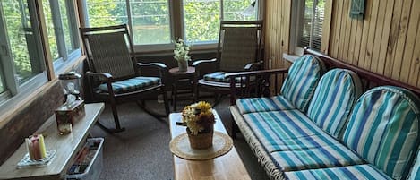 Smart-TV, DVD-Player, Bücher, Videothek