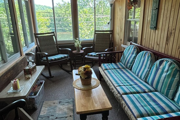 Smart-TV, DVD-Player, BĂŒcher, Videothek