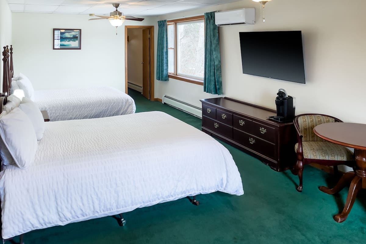 Family Suite (3 Queen Bed Suite, Pet Friendly) | 1 bilik tidur, dilengkapkan perabot secara berasingan