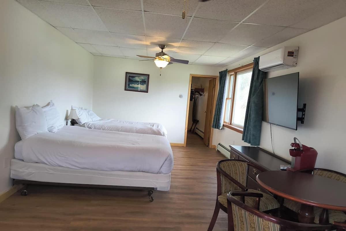 Suite Familiale (3 Queen Bed Suite, Pet Friendly)