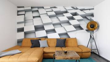 Een smart-tv, boeken en een stereo