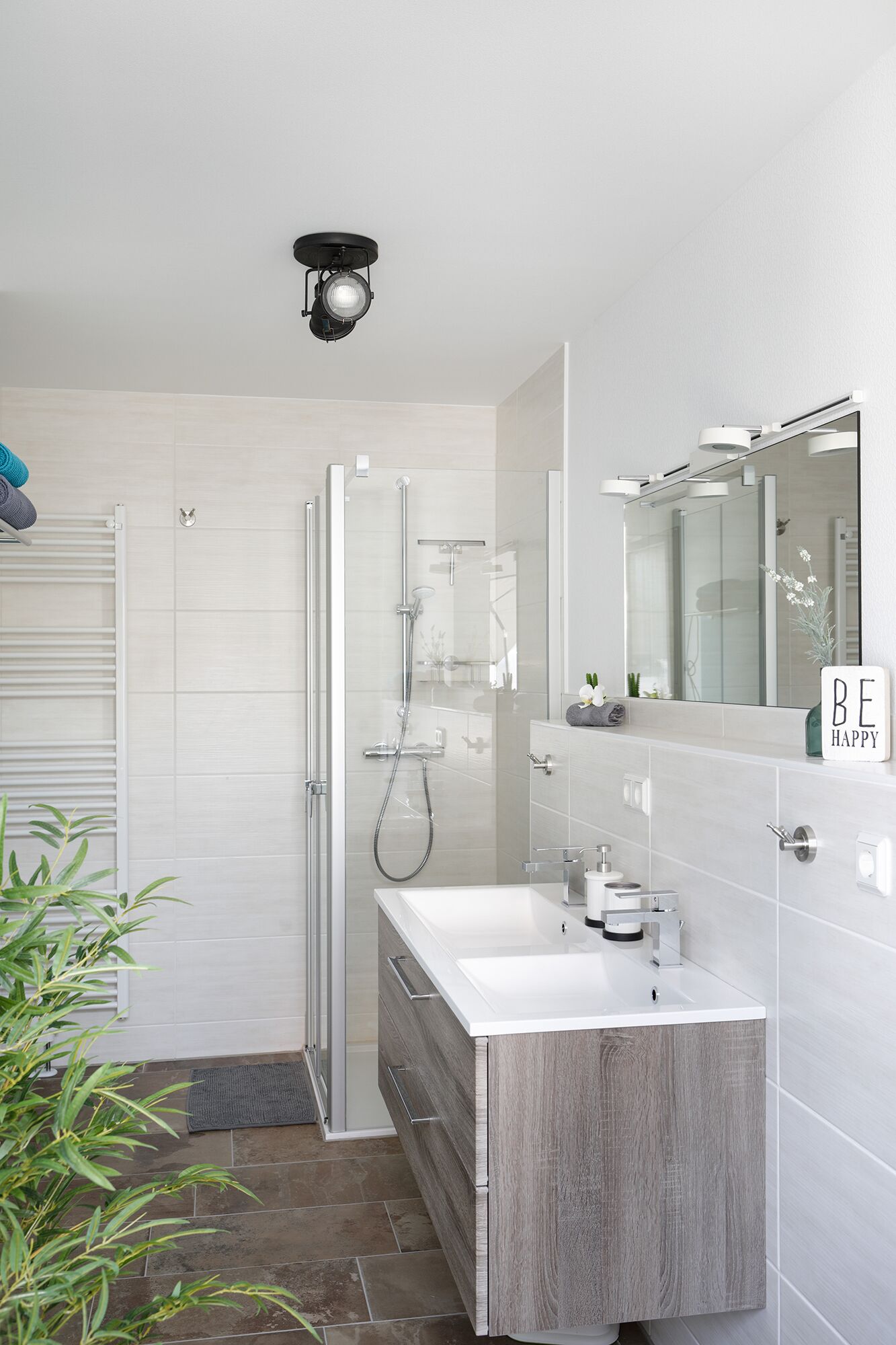 Douche, sèche-cheveux, serviettes fournies, savon