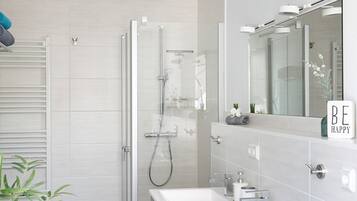 Douche, sĂšche-cheveux, serviettes fournies, savon