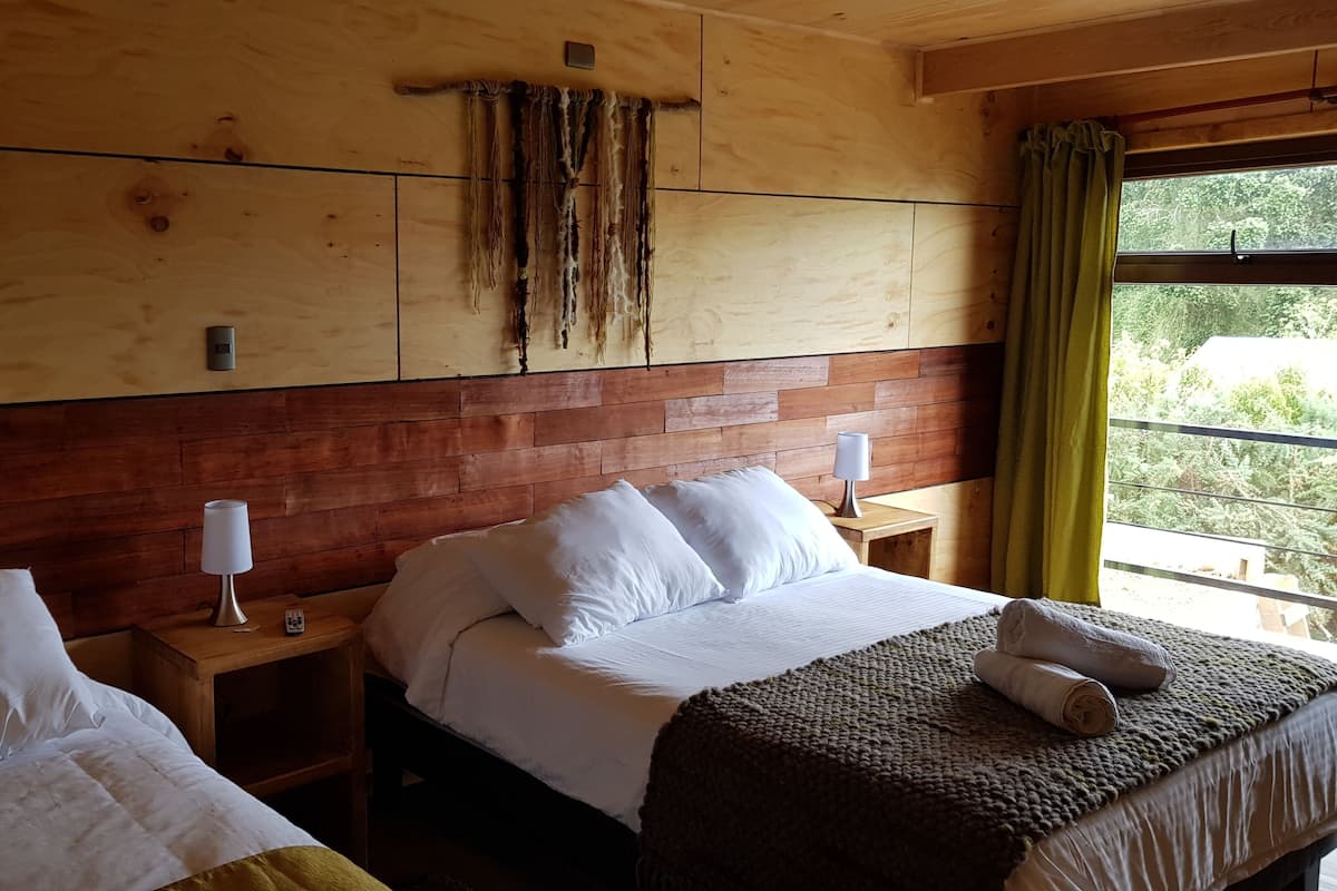 Habitación triple superior, balcón, vistas parciales al mar | Ropa de cama de alta calidad, wifi gratis, ropa de cama