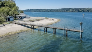 Plage, chaises longues, serviettes de plage