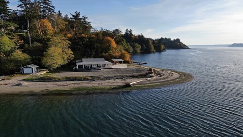 "Driftwood Island Retreat" Spectacular View, Private Waterfront on James Point.