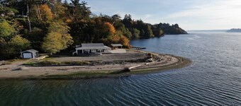 "Driftwood Island Retreat" Vue spectaculaire, front de mer privé sur James Point.