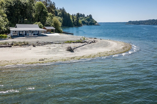 Beautiful 180 degree waterfront view!