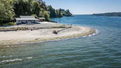 "Driftwood Island Retreat" Spectacular View, Private Waterfront on James Point.