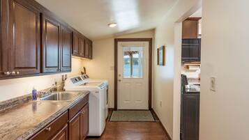 KylskÄp, mikrovÄgsugn, ugn och spishÀll